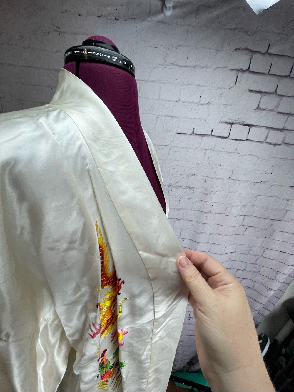 Golden bee vintage silk robe size large white with dragon and phoenix - Picture 10 of 16